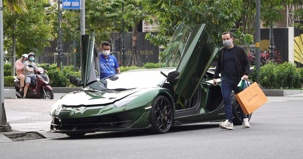 Ông trùm nhà thuốc Pharmacity cầm lái Lamborghini Aventador SVJ vừa mua lên phố sắm đồ