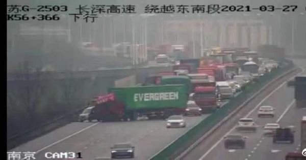 Trùng hợp trớ trêu: Học tàu Evergreen, xe container mắc kẹt trên cao tốc