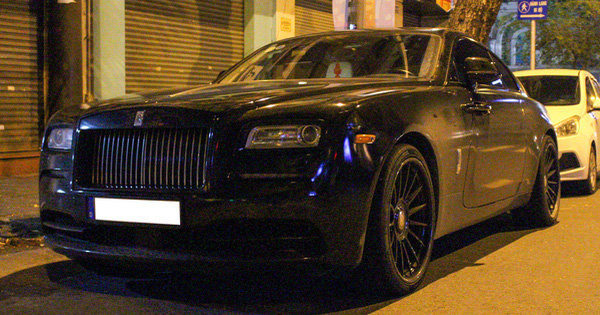 Rolls-Royce Wraith của doanh nhân Đà Lạt lột xác ấn tượng với màu đen hầm hố