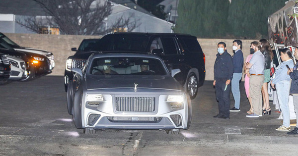 Justin Bieber cuối cùng đã lột xác: Cưỡi Rolls-Royce 7,6 tỷ đi lượn phố cùng bà xã, nhan sắc hoàng tử nhạc Pop trở lại rồi!