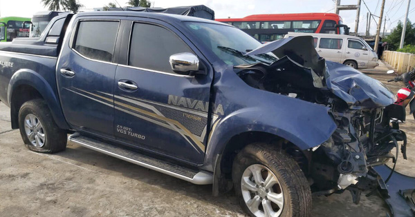 Bị hư hỏng đến mức biến dạng, Nissan Navara EL vẫn được ngân hàng thanh lý giá hơn 200 triệu kèm quảng cáo ‘đầu xe chỉ hơi cấn tí’