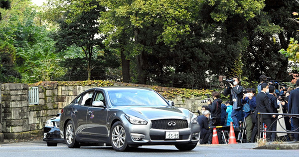 Cưới thường dân, công chúa Nhật Bản nghẹn ngào bước lên Infiniti Q50 Hybrid 